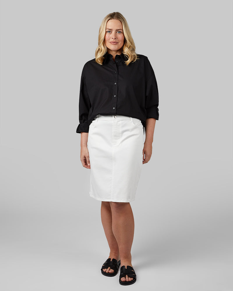 32 Degrees Black _ Women's Oversized Cotton Long sleeve Button-Up {model: Drew is 5'9"and size 12 wearing size L}{bottom}{right} {bottom}{right}