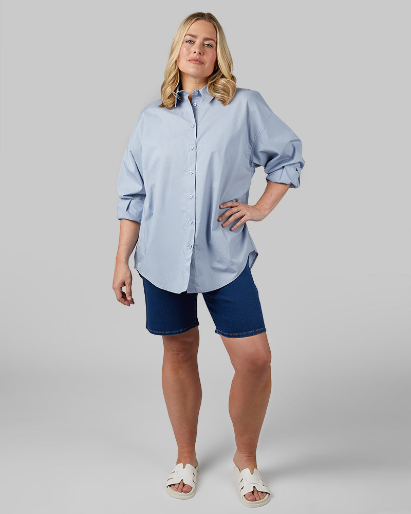 32 Degrees Brunnera Blue _ Women's Oversized Cotton Long sleeve Button-Up {model: Drew is 5'9"and size 12 wearing size L}{bottom}{right} {bottom}{right}