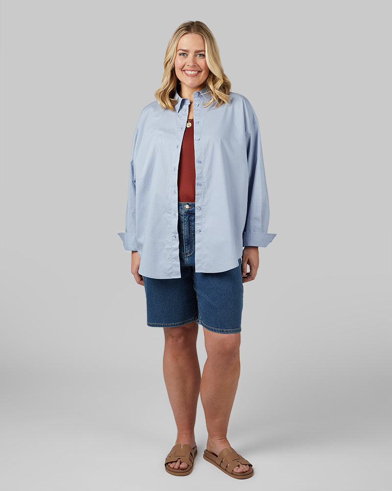 32 Degrees Brunnera Blue _ Women's Oversized Cotton Long sleeve Button-Up {model: Drew is 5'9"and size 12 wearing size L}{bottom}{right} {bottom}{right}