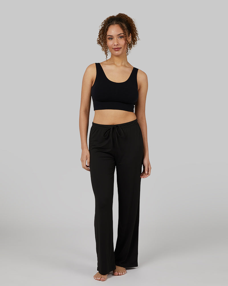 32 Degrees Black _ Womens Scoop Longline Comfort Bra {model: Yanisha is 5'7" and size 4, wearing size S}{bottom}{right} {bottom}{right}